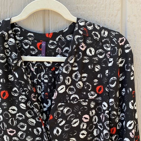 NYDJ lip print button silky long sleeve blouse top - Picture 2 of 13